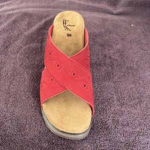 New in box size 9 White Mt red slip on sandals